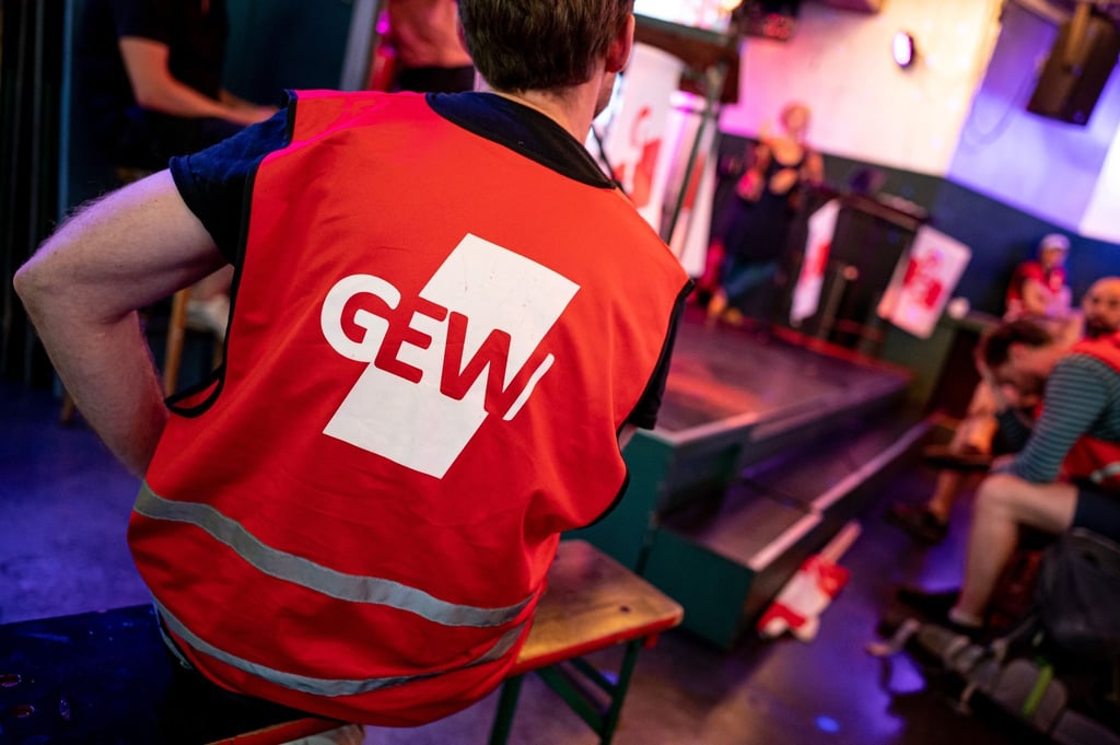 Teilnehmer des Warnstreiks an den Berliner Schulen nehmen an einer Sitzung teil.