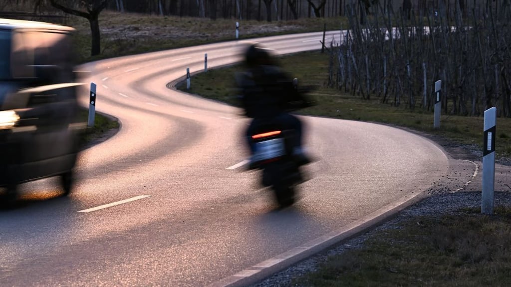 Zwei Schwerverletzte zog ein Unfall auf der Kreisstraße K1374 nahe Ilberstedt nach sich. Symbolbild: