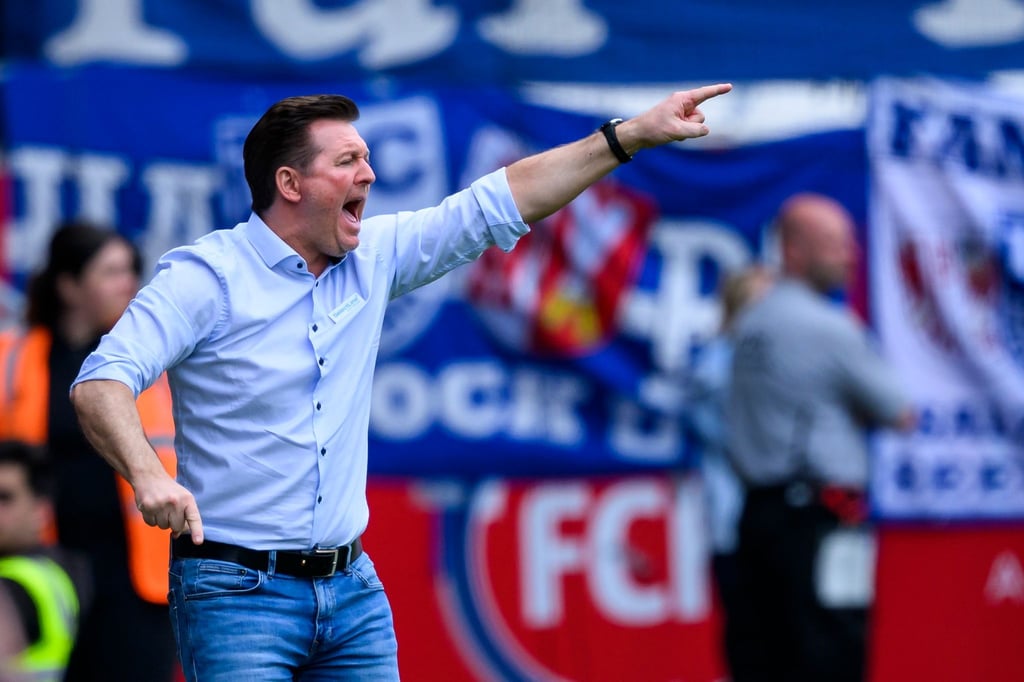 Magdeburgs Trainer Christian Titz gestikuliert.