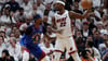 Miami Heat-Stürmer Jimmy Butler (22) versucht den Ball zu passen, während Denver Nuggets-Guard Kentavious Caldwell-Pope (5) verteidigt.