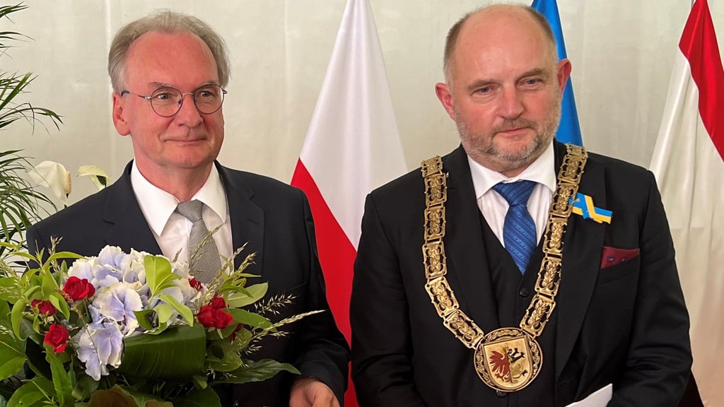 Bei einer Sonder-Parlamentssitzung von Kujawien-Pommern am Mittwoch erhielt Reiner Haseloff (l.) die höchste Auszeichung der Wojewodschaft. Rechts im Bild sein Amtskollege Marshall Piotr Całbecki.