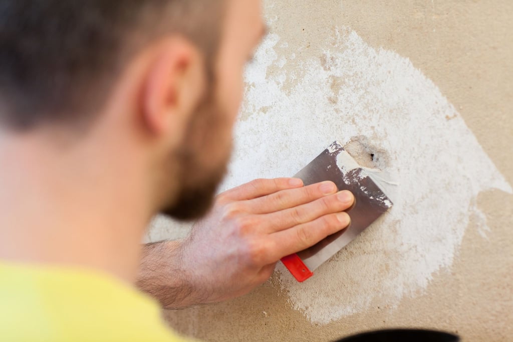 Beim Auszug aus der Wohnung kann es sein, dass der Vermieter fordert, dass manche Schäden noch behoben werden.