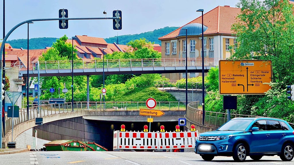 Es war schon Licht am Ende des Tunnels. Doch die Autofahrer in Wernigerode (Harz) müssen weiter warten. Die Baustelle im Altstadtkreisel geht in die Verlängerung.