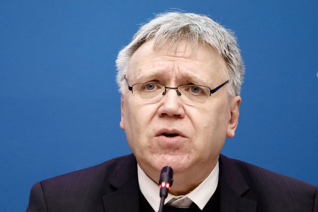 Landeswahlleiter Stephan Bröchler spricht.