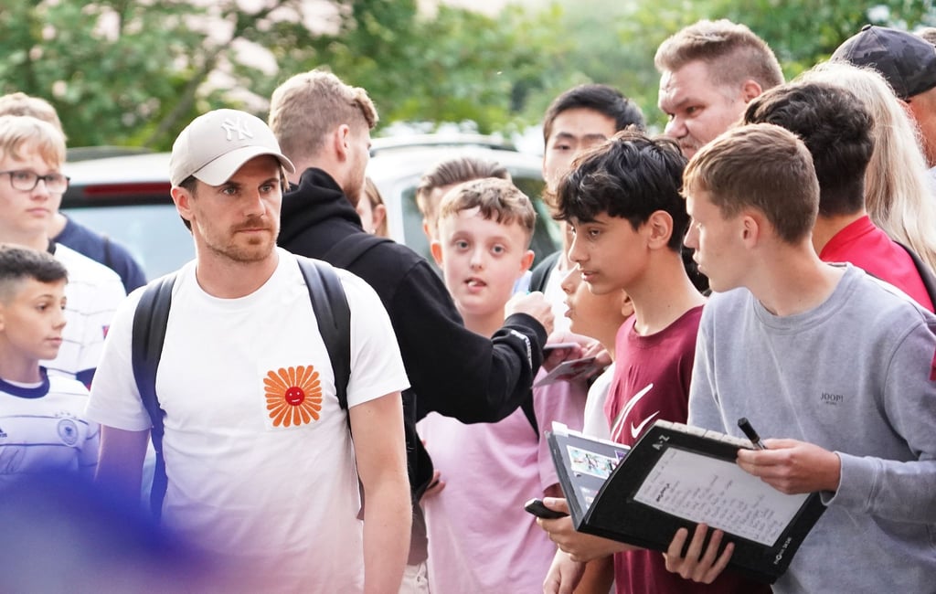 Jonas Hofmann (3.v.l) wird bei der Ankunft am Teamhotel von Fans begrüßt.