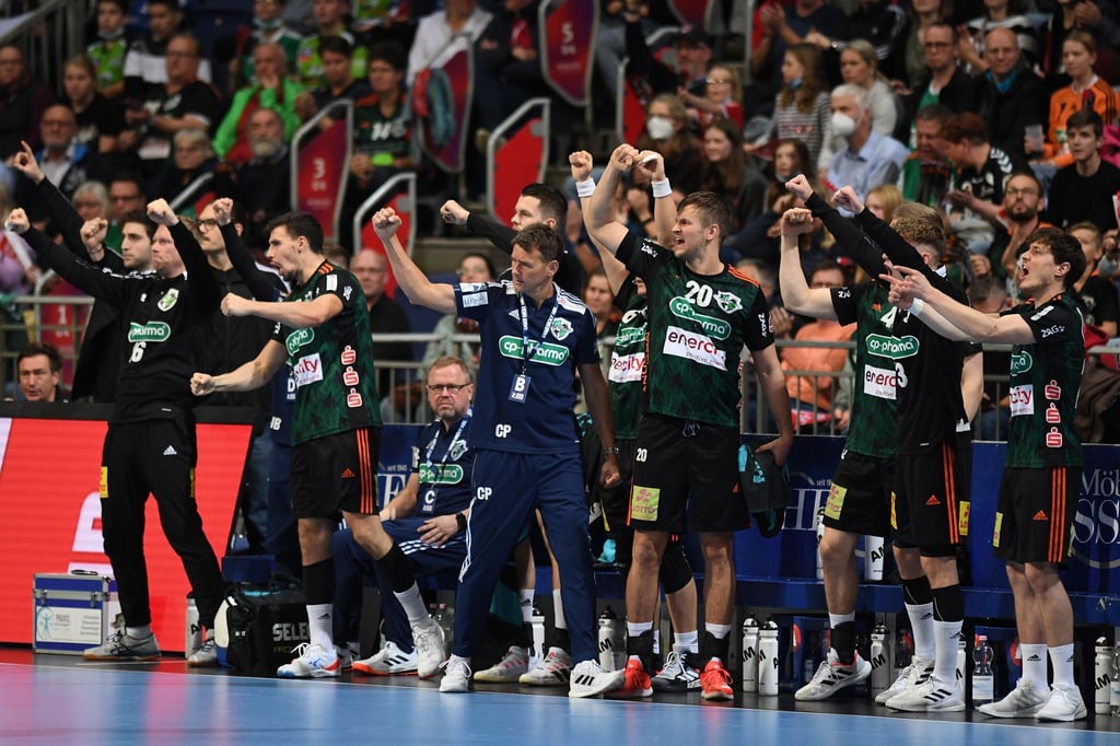 Hannovers Trainer Christian Prokop (M) und Spieler jubeln nach einem Tor.