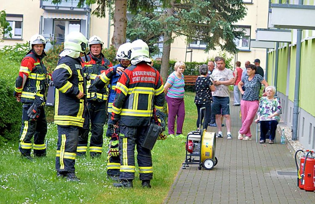 Wegen des Feuers mussten mehrere Mieter des Blocks ihre Wohnungen verlassen.