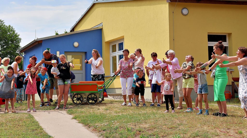 In der Kita „Sonnenkäfer“ wurde das „Rückkehrfest“ gefeiert. Während in der Kita notwendige Reparaturen stattfanden, waren die Kinder in Klietz im dortigen „Storchennest“ untergekommen. Nun sind die Bauarbeiten erledigt und alle wieder in Sandau.
