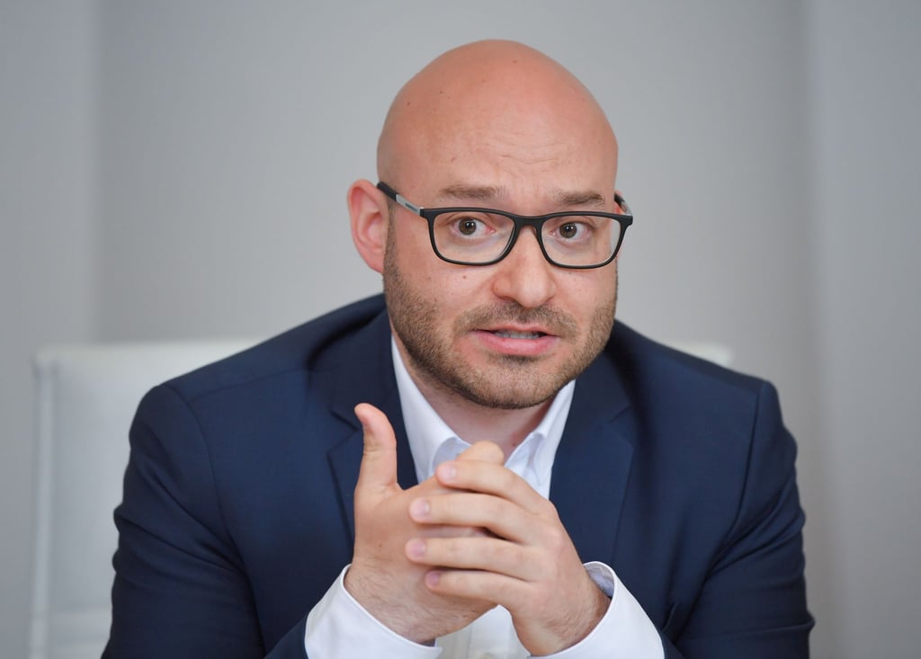 Frankfurts Oberbürgermeister René Wilke spricht auf einer Pressekonferenz.