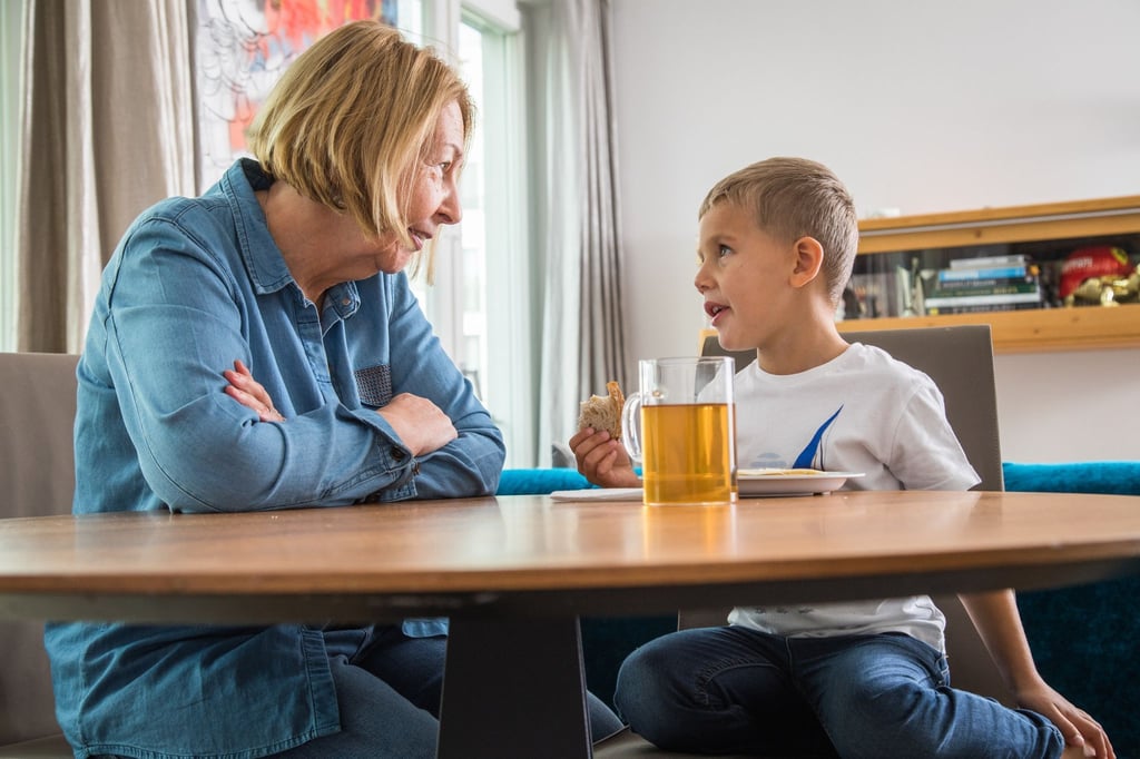 Eltern oder Großeltern sollten akzeptieren, wenn ein Kind nicht aufessen mag. Wenn es nur ihnen zuliebe mehr in sich hineinstopft, isst es über sein Sättigungsgefühl hinaus.