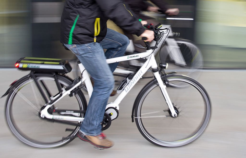 Ein Mann fährt auf einem Elektrofahrrad.