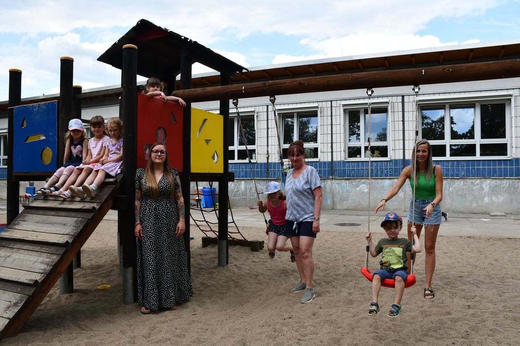 Erzieherinnen und Kinder der Magdeburger Kita "Schlupfwinkel" mussten in ein Ausweichquartier umziehen, weil Teile ihrer Einrichtung gesperrt wurden.
