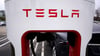 Ein Tesla Supercharger auf dem Parkplatz eines Einkaufszentrums im US-Bundesstat Illinois