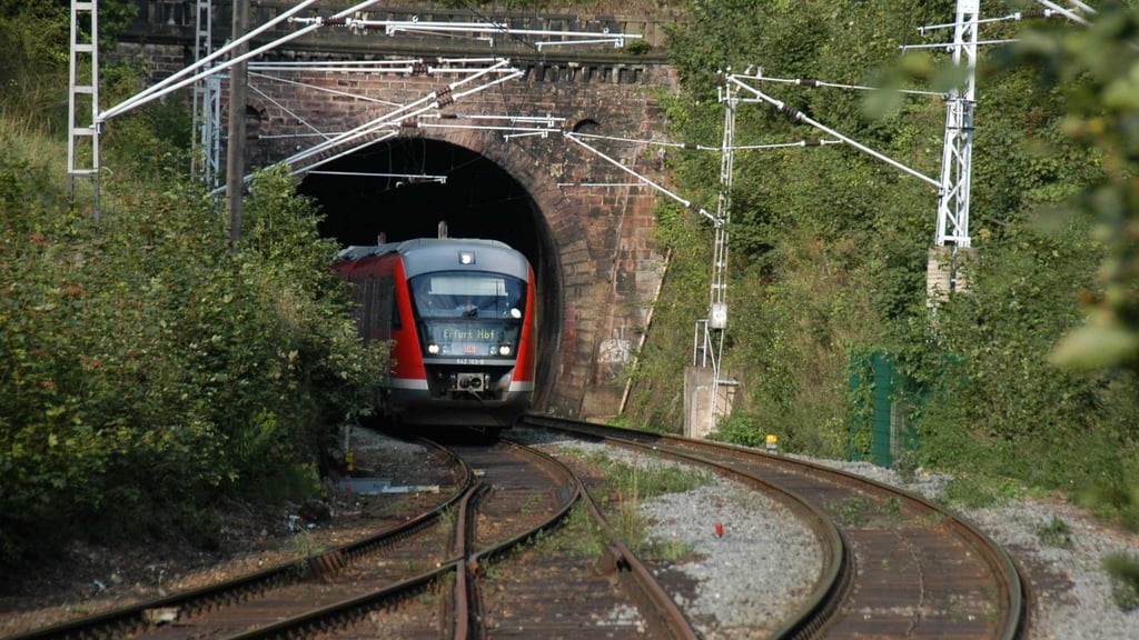 Ein 76-jähriger Mann wollte am Mittwoch den Blankenheimer Tunnel zu Fuß durchqueren und stürzte dabei ins Gleis.