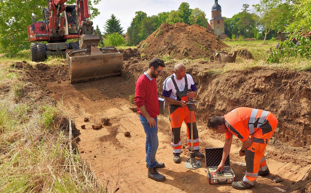 Die Arbeiten auf dem Grundstück haben vor einigen Tagen begonnen. Hier Mitarbeiter der Firma Kutter bei der Baugrunduntersuchung.