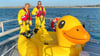 Einsatzkräfte der Rettungsgesellschaft RNLI mit der aufblasbaren Ente „Quakers“, die auch gerettet wurde.