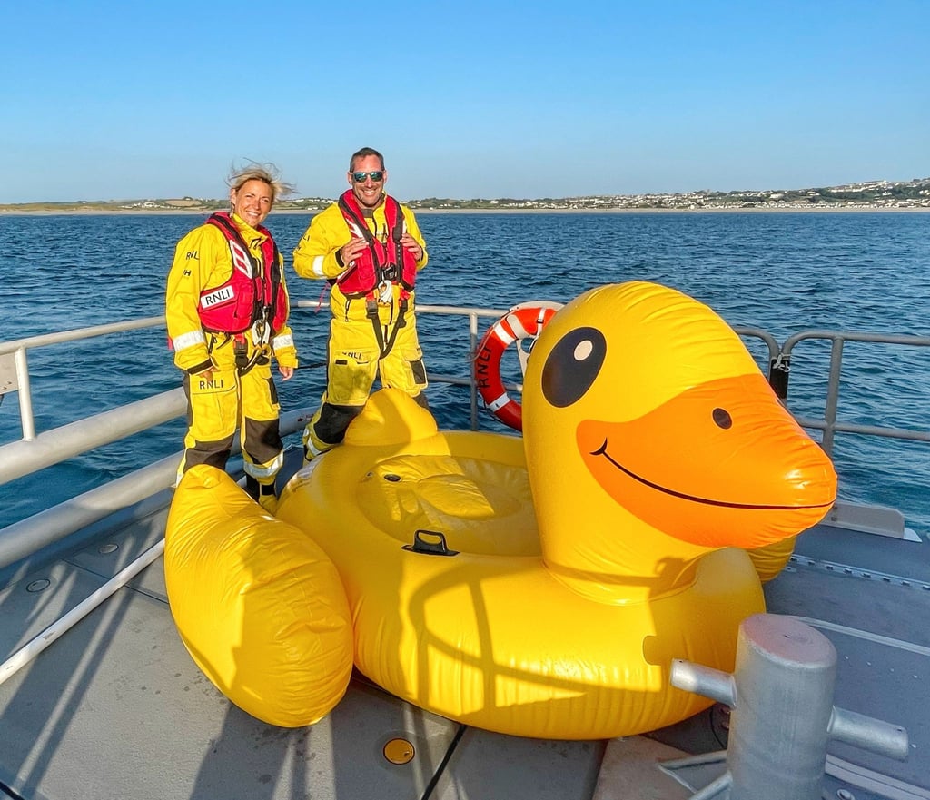 Einsatzkräfte der Rettungsgesellschaft RNLI mit der aufblasbaren Ente „Quakers“, die auch gerettet wurde.