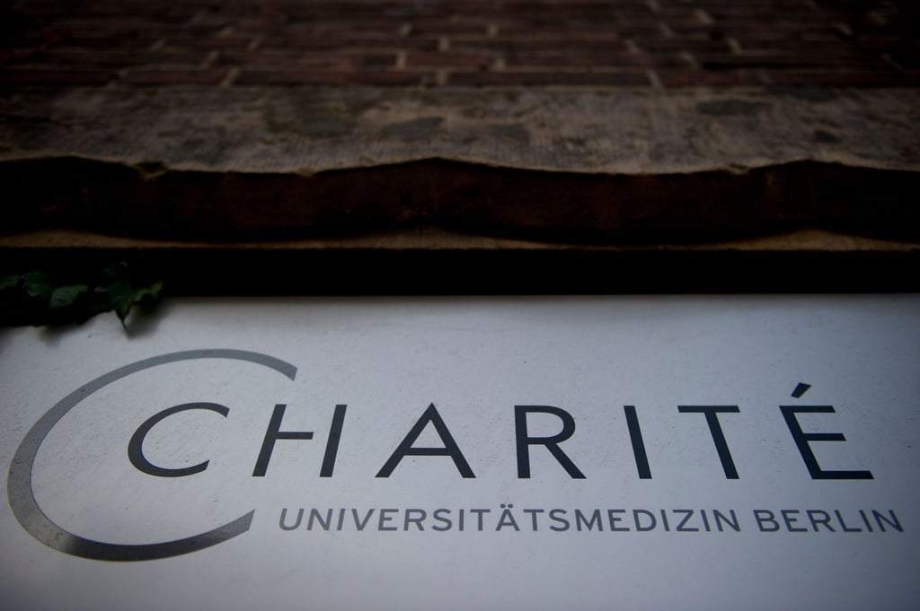 Ein Gebäude der Charité. Die Berliner Charité rechnet im laufenden Jahr mit einem Defizit.
