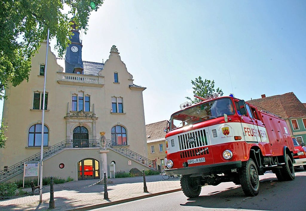 Am Sonnabend, 17. Juni 2023, führt ein Umzug mit vielen Feuerwehrautos der Stadt am Rathaus Möckern vorbei.