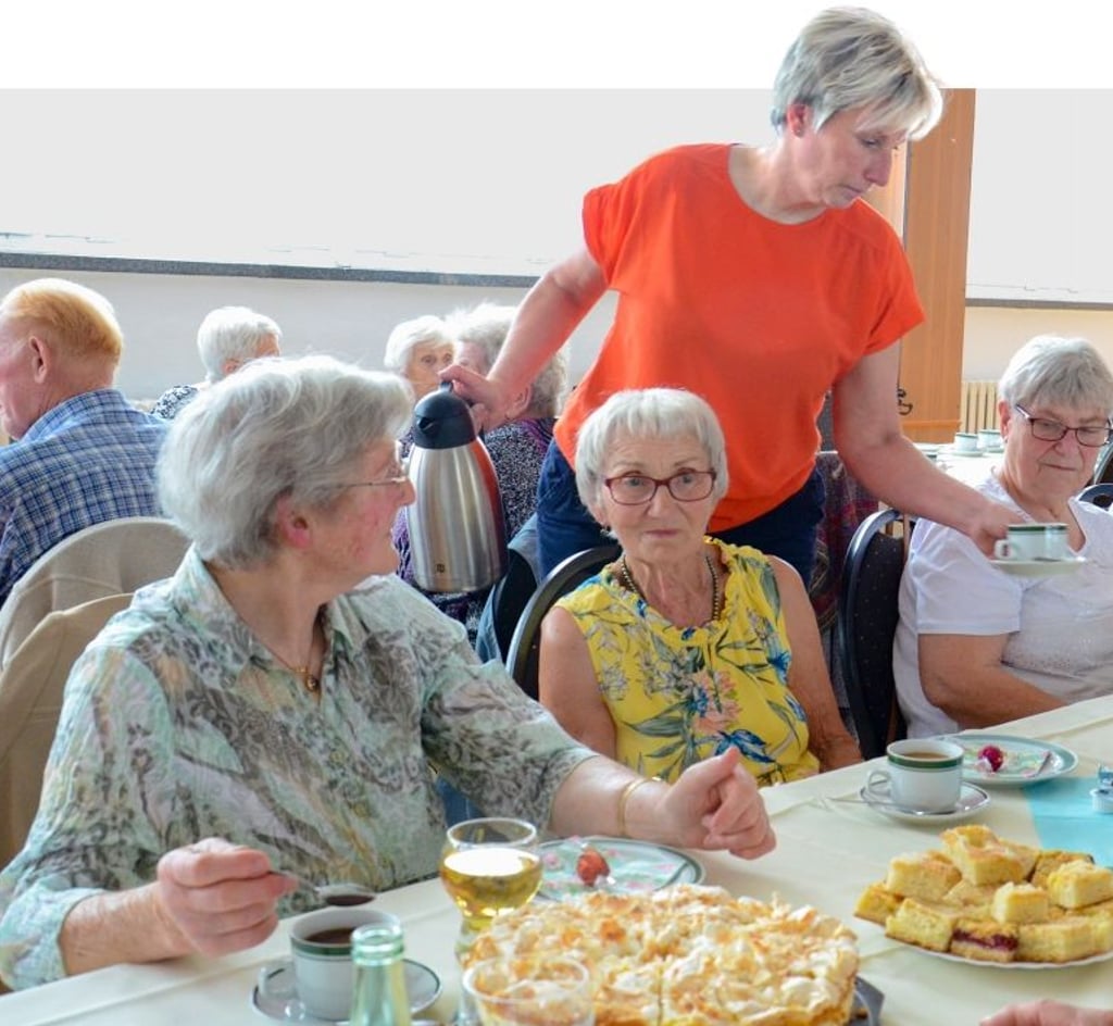 Awo-Mitarbeiterin Monique Nikolaus schenkt den Gästen des Sommerfestes, Ruth Krüger (von links), Anneliese Münch und Karin Bismark, Kaffee ein.