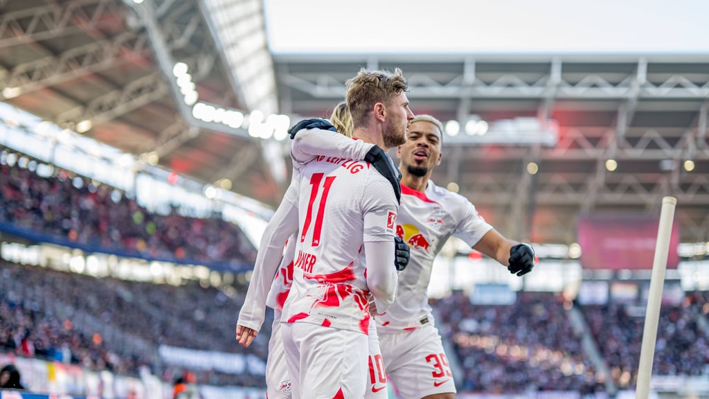Timo Werner (l.) und sein Teamkollege Benny Henrichs (verdeckt: Emil Forsberg).