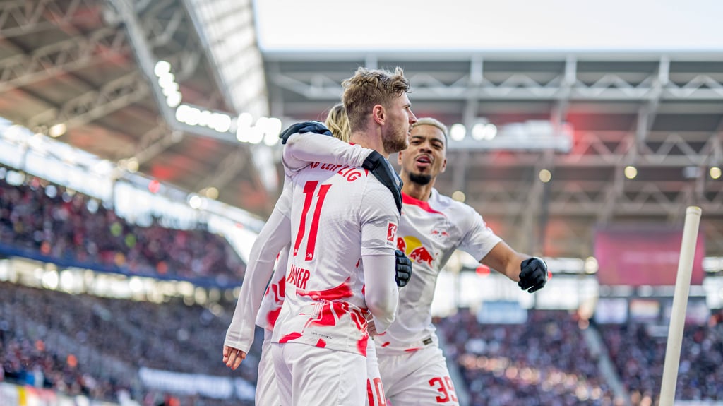 Timo Werner (l.) und sein Teamkollege Benny Henrichs (verdeckt: Emil Forsberg).
