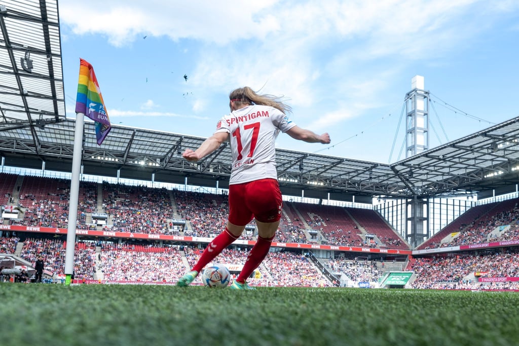 Kölns Sarah Puntigam tritt einen Eckball.