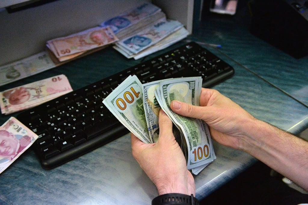 Die Lira schwächte sich gegenüber Euro und Dollar ab.