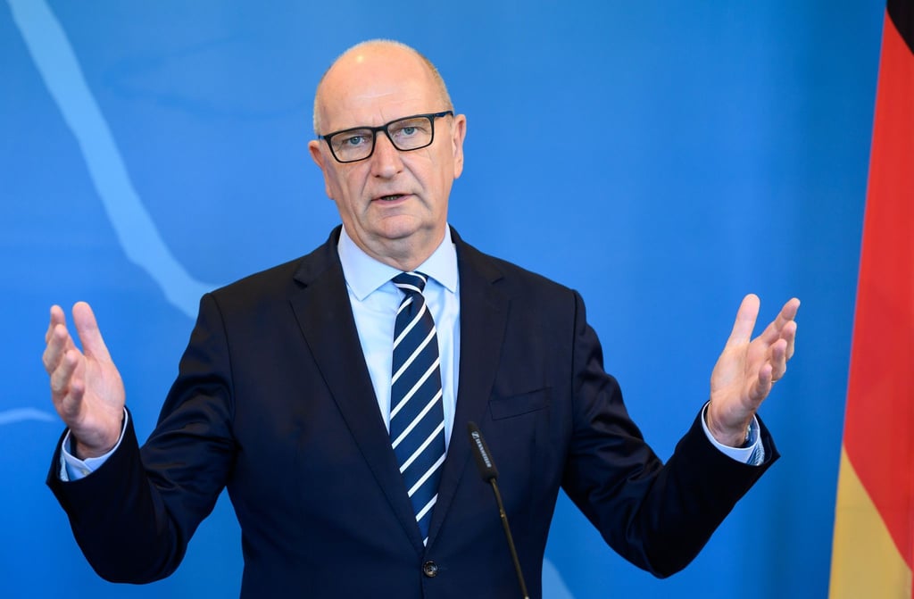 Brandenburgs Ministerpräsident Dietmar Woidke (SPD) spricht bei einer Pressekonferenz.