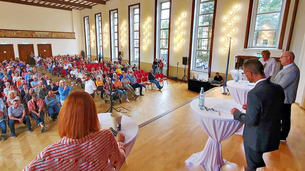 Das Dorfgemeinschaftshaus Nachterstedt war beim MZ-Wahlforum mit den beiden Kandidaten Mario Lange und Robert Käsebier sehr gut besucht.
