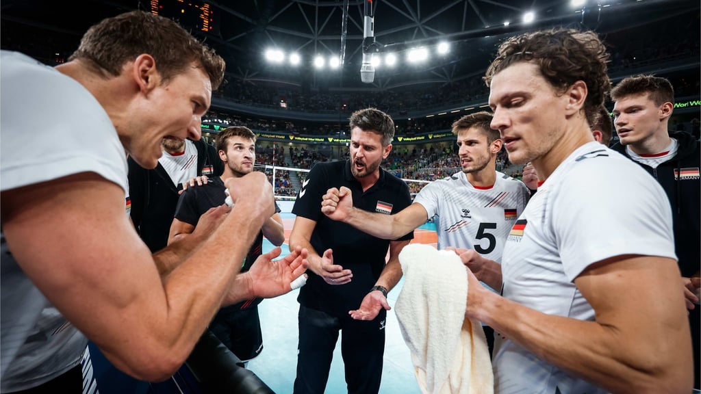 Bundestrainer Michal Winiarski spricht zu seinen Spielern.