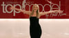 Model Heidi Klum breitet die Arme aus vor dem großen Schriftzug der ProSieben-Castingshow "Germany's Next Topmodel by Heidi Klum".