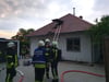 In Groß Germersleben brannte am Mittwoch, den 7. Juni, ein Einfamilienhaus. Fünf Wehren aus zwei Landkreisen waren vor Ort.