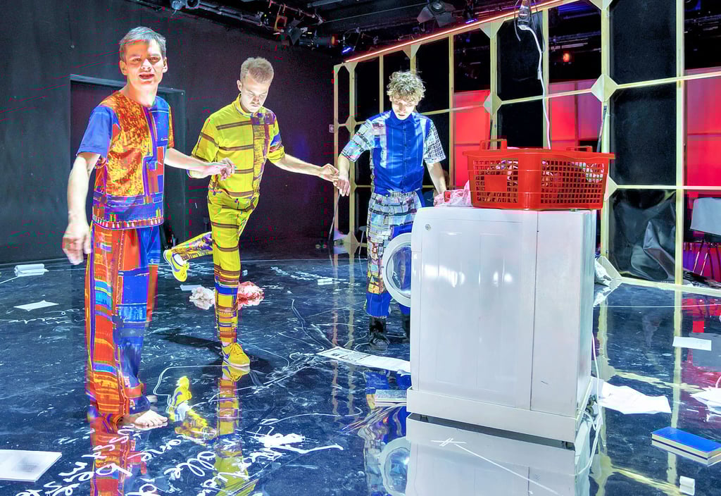 Anton Andreew (v.l.), Philipp Kronenberg und Oktay Önder wirken in Kosmos#1 im Magdeburger Schauspielhaus mit.