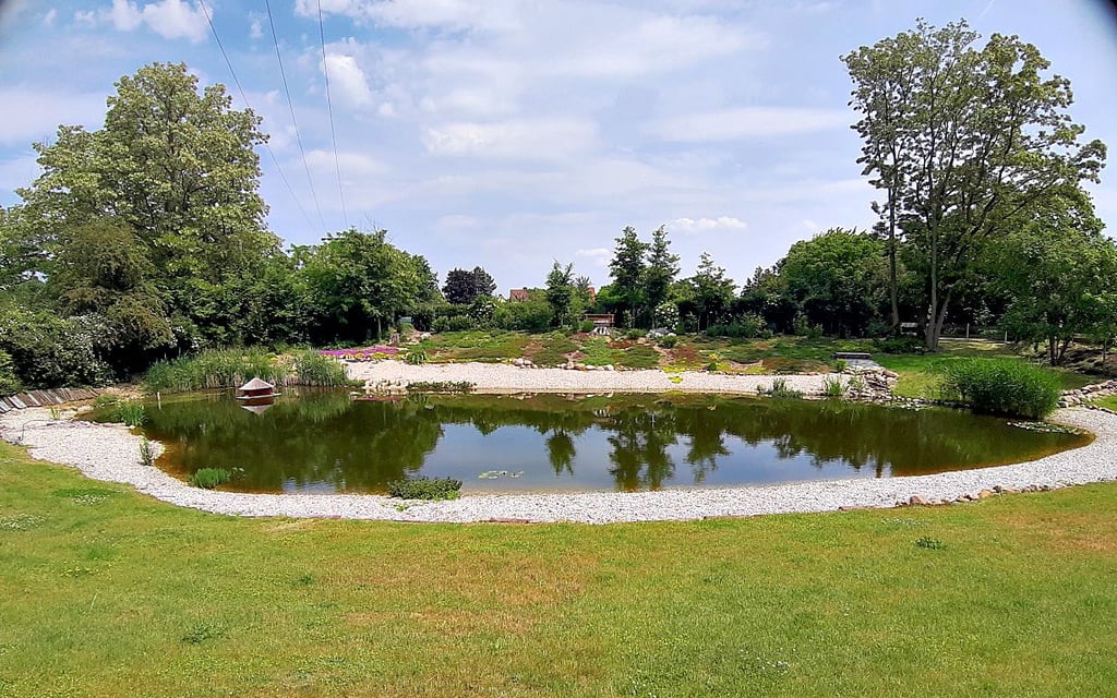 Der Teich samt Festplatz ist ein Schmuckstück im Ort geworden.