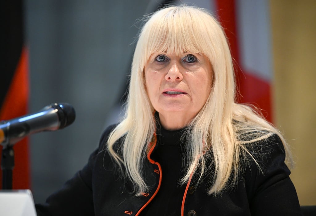 Berlins Innensenatorin Iris Spranger spricht auf einer Pressekonferenz.