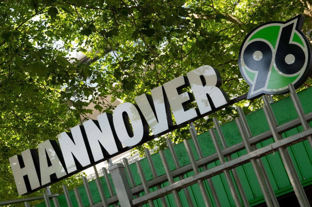 Ein Logo von Hannover 96 hängt vor der Heinz von Heiden Arena.
