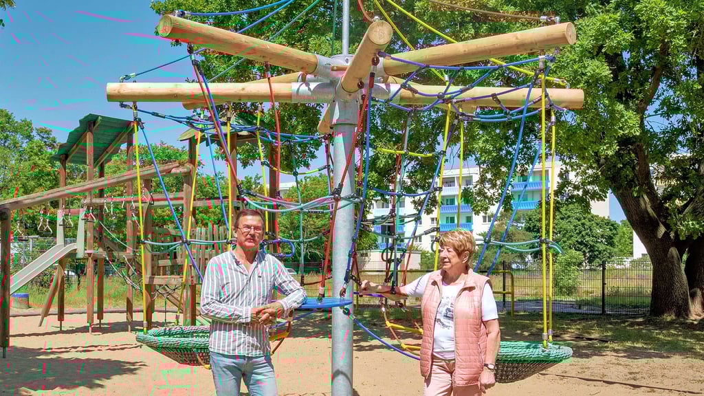 Ortsbürgermeisterin Christa Müller und Andreas Mosch vom Referat für Ortsangelegenheiten auf dem Platz im Bietheweg.