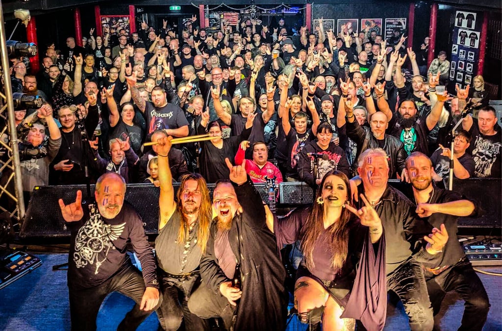 Die Band „Hel’s Throne“ feiert zusammen mit ihren Fans ein gelungenes Konzert. Am 29. Juli lassen sie es in Battin krachen.