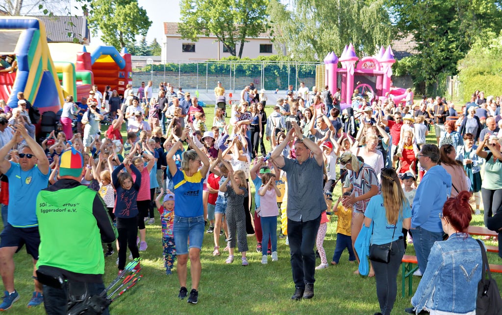 Sportlich ging es beim Wettantritt beim Kindertagsfest auf dem Sportplatz hinter der Gemeindeverwaltung zu. Natürlich durfte sich auch Gemeindebürgermesiter Marco Schmoldt sportlich betätigen.