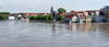 Blick auf die Altstadt von Schönebeck während des Hochwassers 2013: Die Elbe steht bis zum Anschlag der Sandsackwälle. 