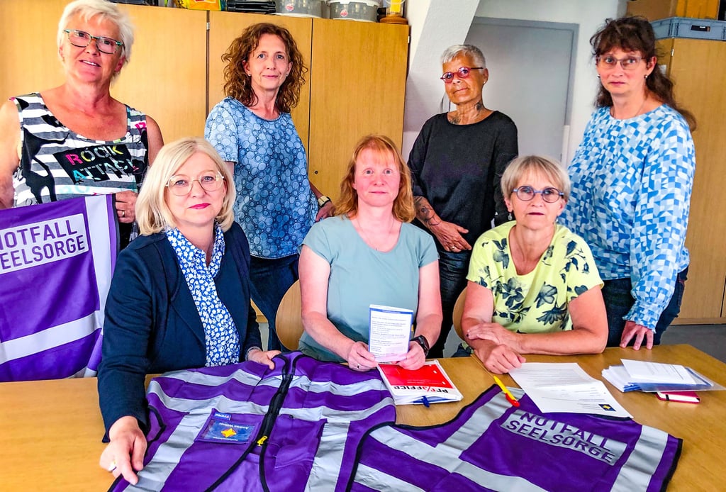 Arbeiten ehrenamtlich im Notfallseelsorge-Team Quedlinburg mit: Katrin Schneemelcher, Martina Dorst, Ute Saynisch (vorn, v. l.), Sabine Reschke, Andrea Willner, Brit Bosse und Susanne Stephan (hinten, v. l.).