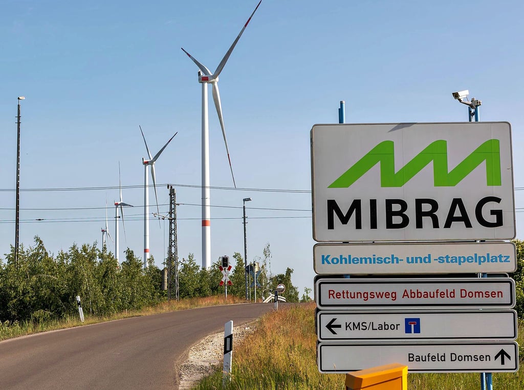 Entlang der „grünen Magistrale“ sind im Tagebau Profen bereits einige Windkraftanlagen aufgestellt worden.