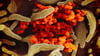 Eine elektronenmikroskopische Aufnahme des „U.S. National Institute of Health“ zeigt das Coronavirus (orange).