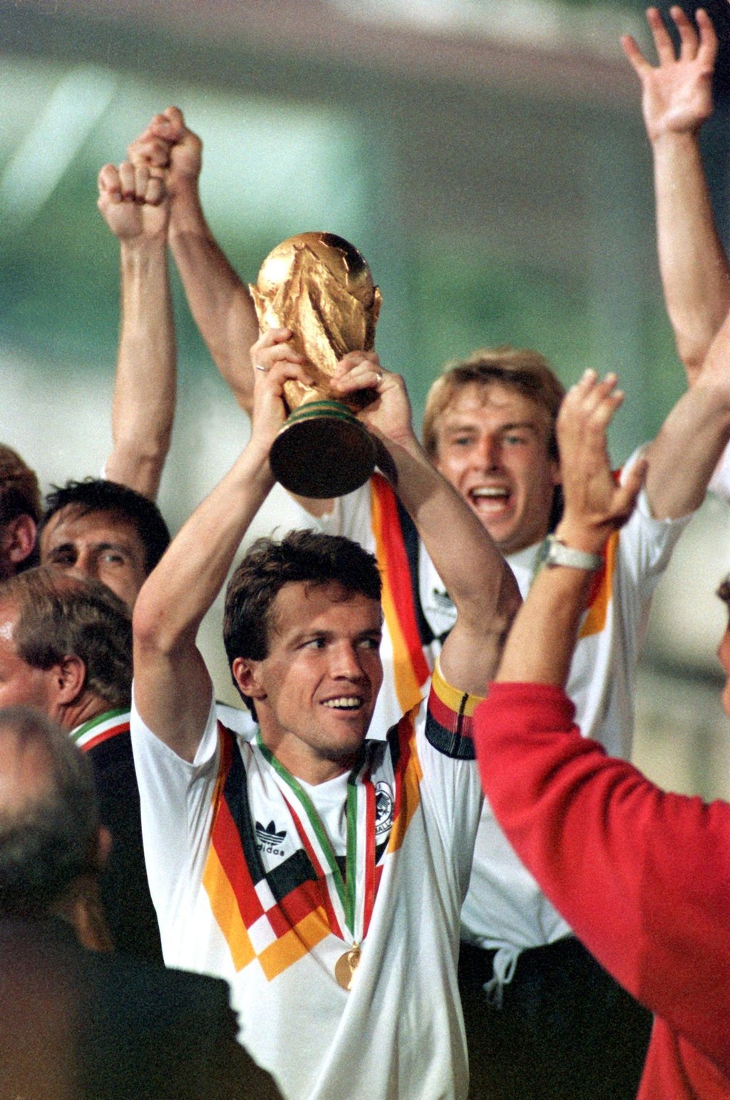 Mannschaftskapitän Lothar Matthäus hält bei der Siegerehrung der Fußball-Weltmeisterschaft am 08.07.1990 im Olympiastadion von Rom triumphierend den WM-Pokal in die Höhe.