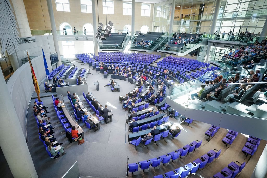 Mit derzeit 736 Abgeordneten ist der Bundestag das größte frei gewählte Parlament der Welt. Das neue Wahlrecht deckelt die Zahl der Sitze nun bei 630.