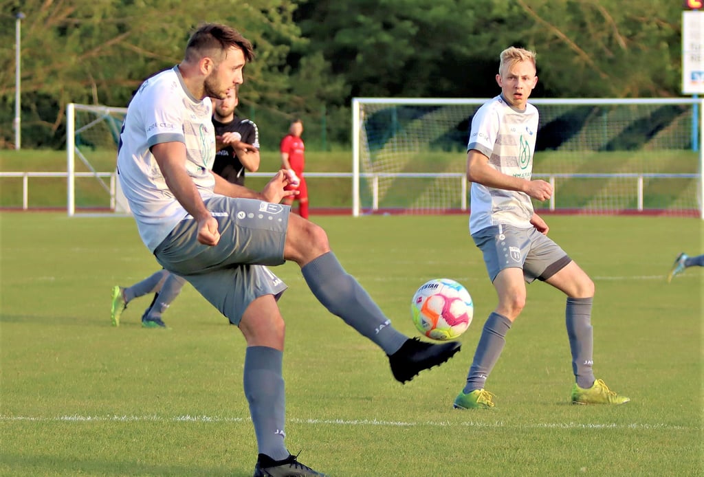 Mannschaftskapitän Patrick Ollbricht (vorn) und der VfB Sangerhausen treffen im letzten Heimspiel der Saison auf Saxonia Tangermünde.