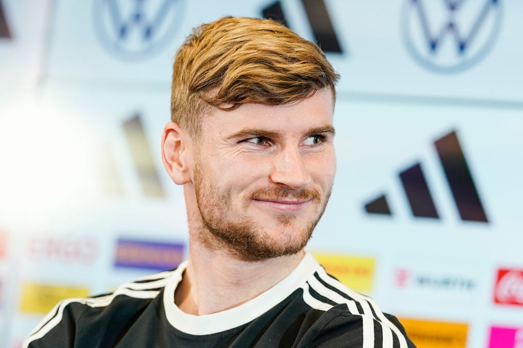 Der deutsche Nationalspieler Timo Werner lächelt.