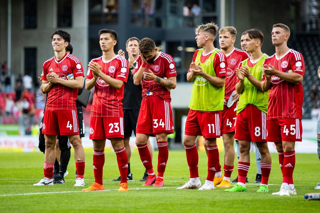 Düsseldorfs damaliger Spieler Niko Vukancic (3. v. r.) steht mit seinem Team auf dem Feld.