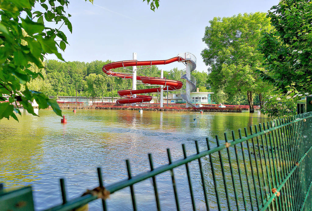 Die Schwimmbecken sind nicht mehr zu erkennen, nur die Mülleimer ragen wie kleine Inseln heraus.